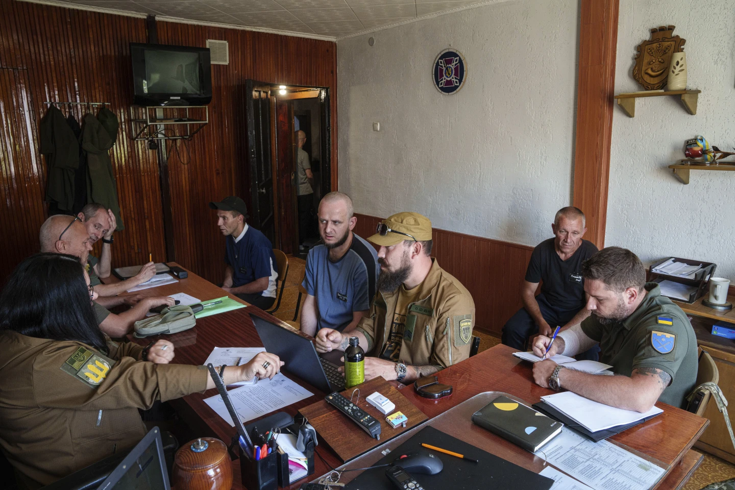 Ув'язнені розмовляють з українськими військовослужбовцями під час співбесіди у в'язниці в Дніпропетровській області, Україна, п'ятниця, 21 червня 2024 року